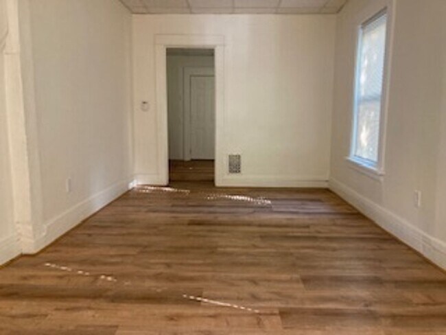 Building Photo - 86-88-88 Baycliff Dr