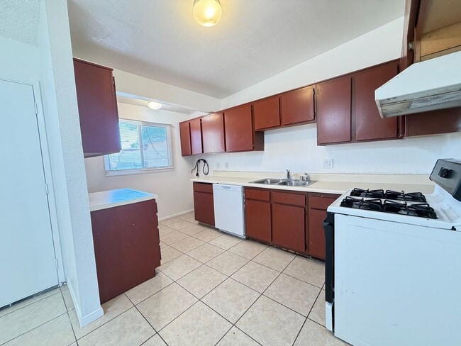 Building Photo - 305 Oasis Dr