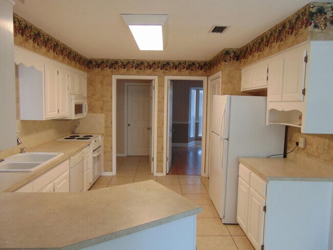 Building Photo - "NEW YEAR'S SPECIAL $500 OFF FIRST FULL MO...