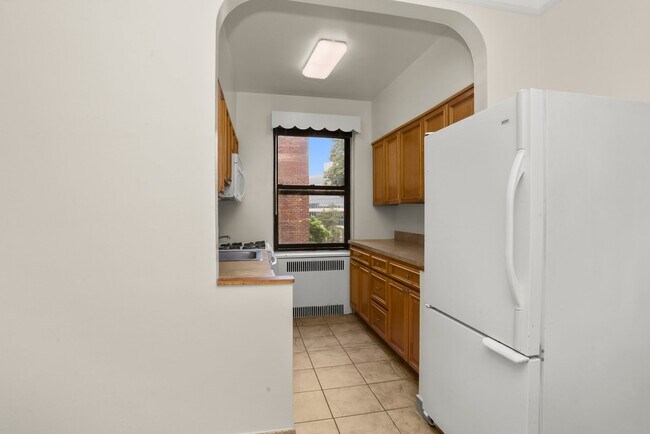 Building Photo - 2 Greenridge Ave