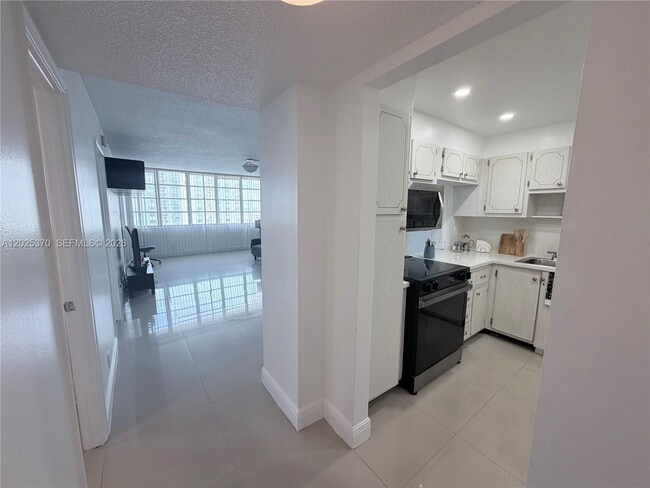 Building Photo - 1825 S Ocean Dr