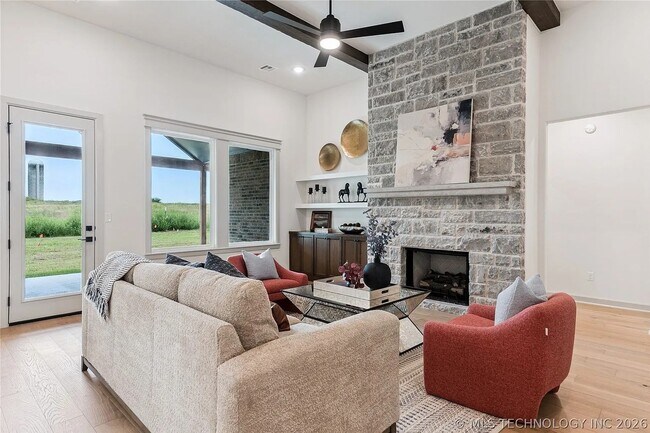 Building Photo - 5 Bed | 5 Bath House