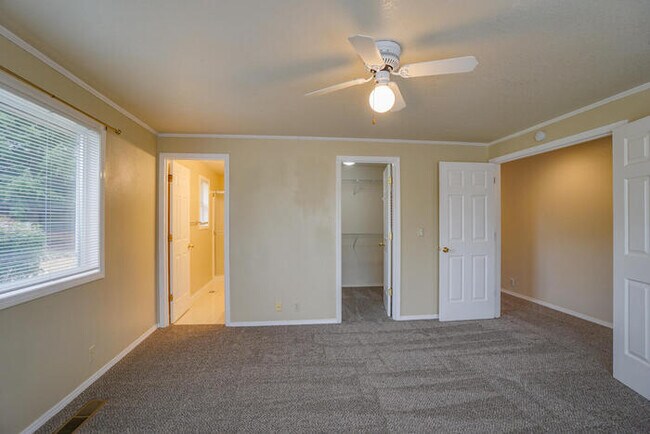Building Photo - LARGE THREE BEDROOM HOME WITH RV /BOAT PAR...