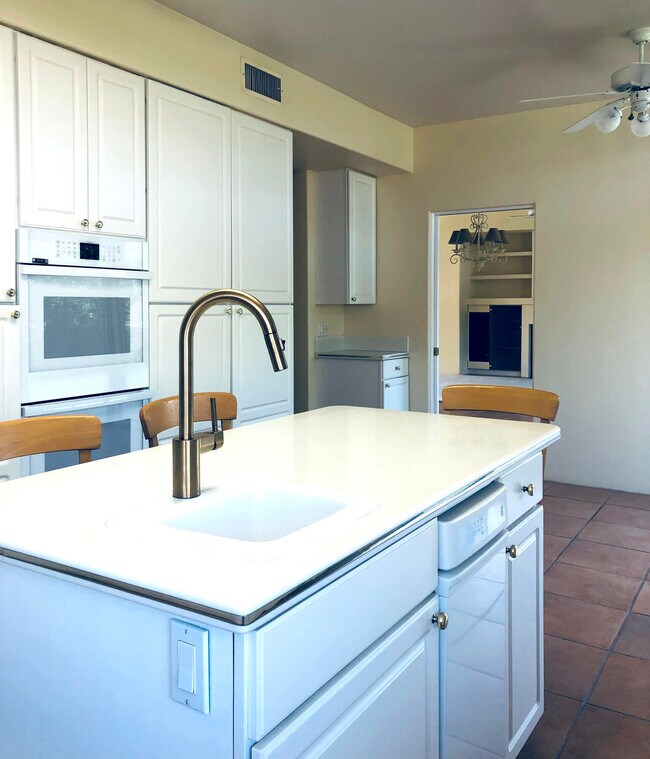 Building Photo - 72836 Mesa View Dr
