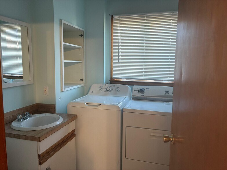 Washer/Dryer - 21 Franklin St