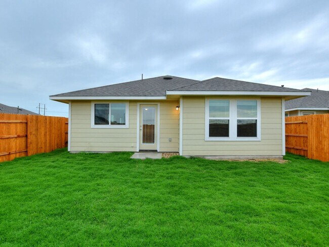 Building Photo - 3 BR / 2 BA - 1533 SF in Bastrop - Close t...