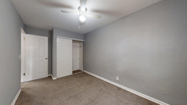 Building Photo - Elyria - updated 2 bedroom/1 bath townhouse.