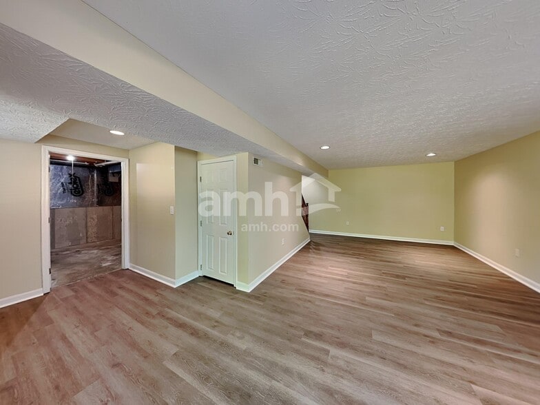 Building Photo - 725 Kent Cir