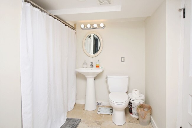 Building Photo - Charming Fry's Spring Cottage Near UVA