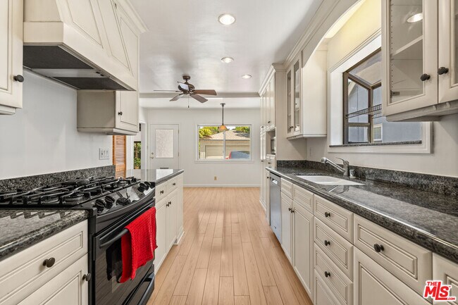 Building Photo - 3016 Greenfield Ave