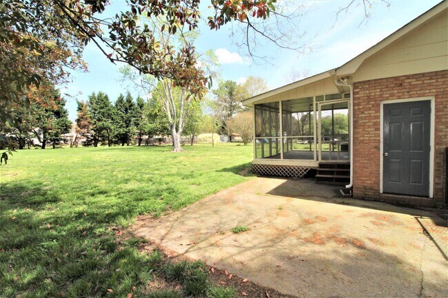 Building Photo - Remodeled Ranch Home in Steele Creek!