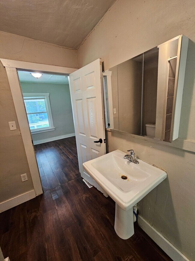 Building Photo - 2 bedroom | 1 Bathroom Home | Pets Welcome!