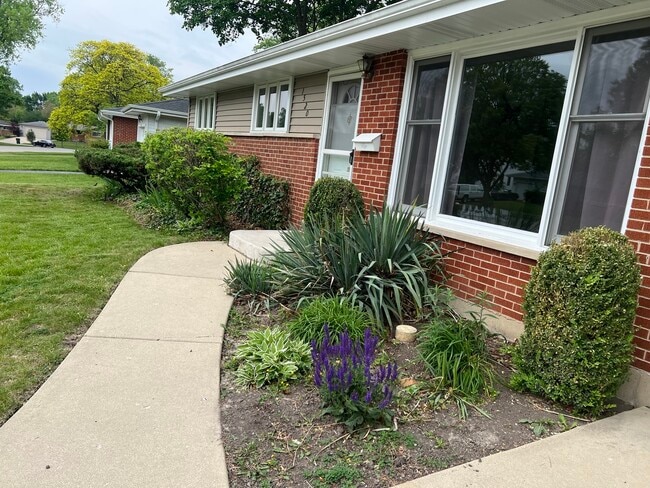 Building Photo - 1520 N Fernandez Pl