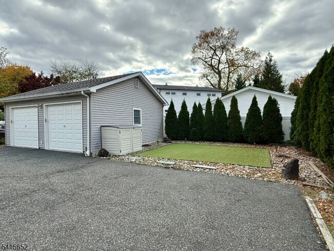 Building Photo - 8 William St