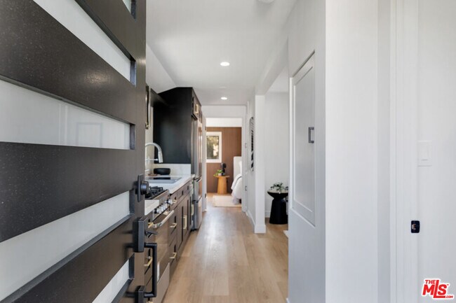 Building Photo - 418 N Bowling Green Way