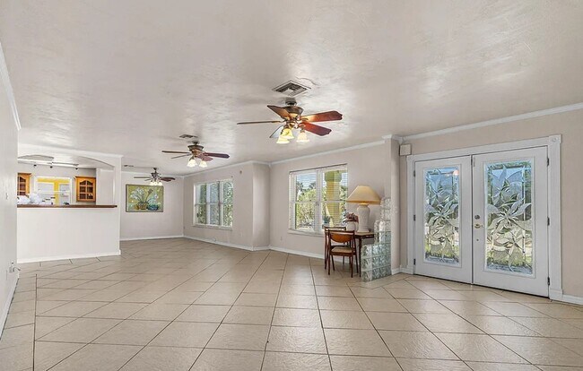 Building Photo - 863 Riverside Dr