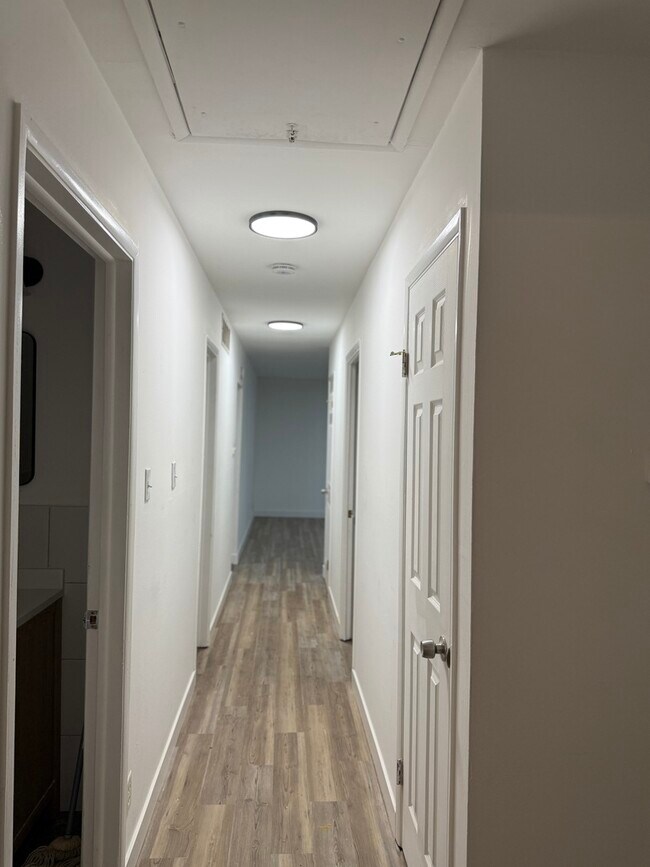 Building Photo - 533 Redwood Rd