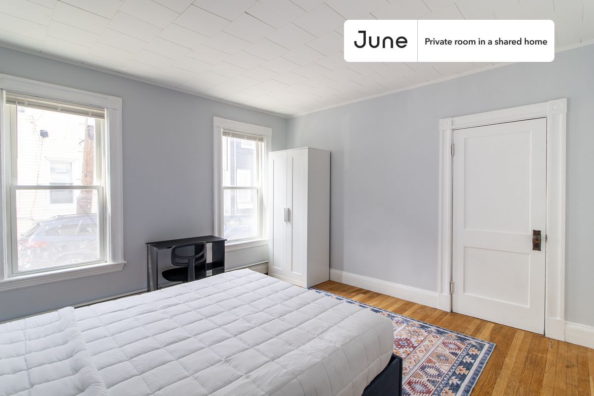 Building Photo - Private bedroom in 3 bed/1 bath Home