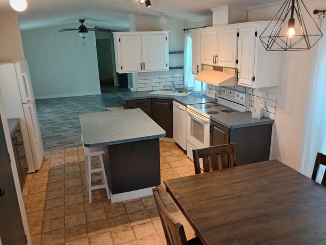 Building Photo - 202 Holly St