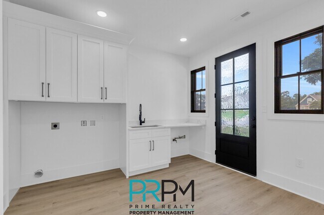 Building Photo - 938 Benchmark Dr