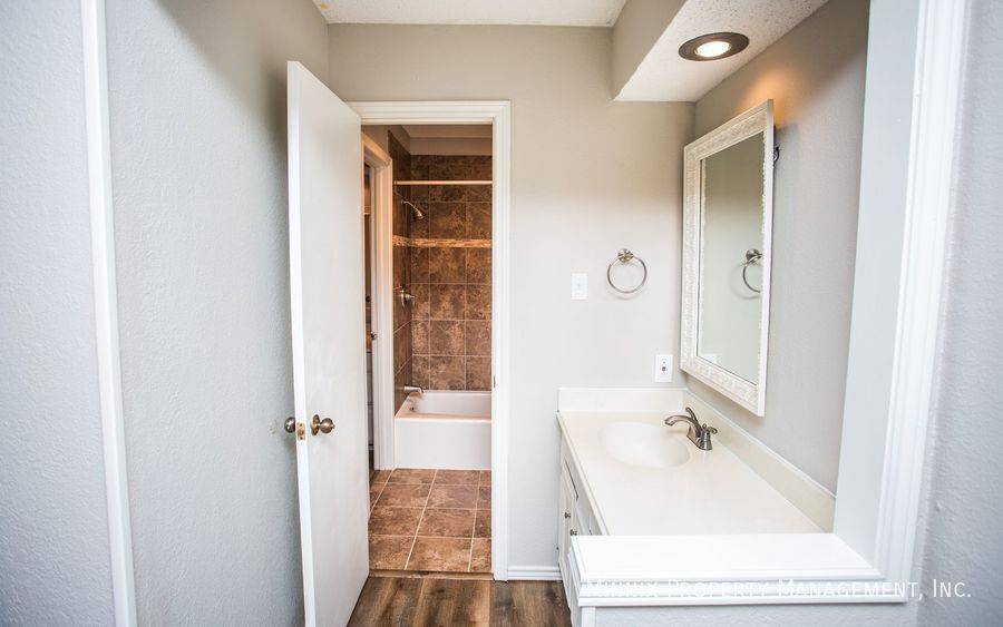 Building Photo - 3401 Essex Ave