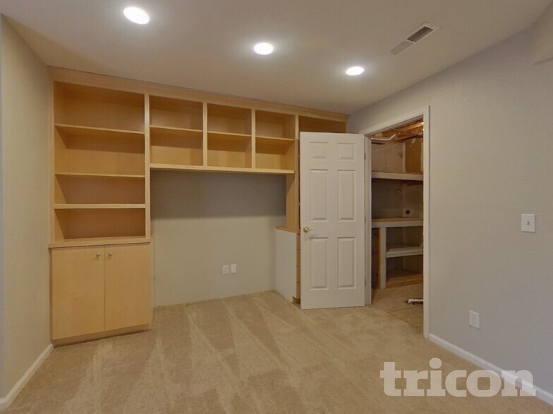 Building Photo - 8566 S Lewis Way