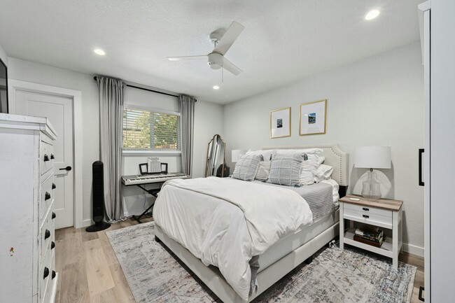 Building Photo - 1215 Hollow Creek Dr