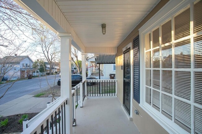 Building Photo - 909 Clarke St