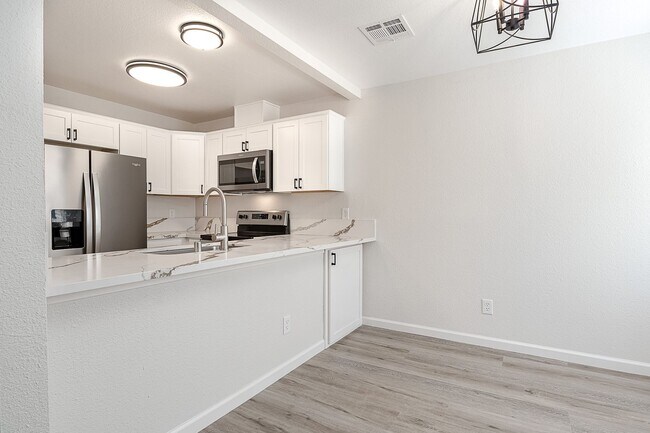 Building Photo - Newly remodeled upstairs condo in gated co...