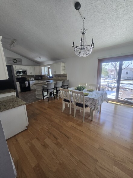 Building Photo - 8145 S White Oak Dr