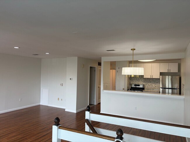 Building Photo - Well Maintained 2nd Floor Condo Now Available in Northridge Estates