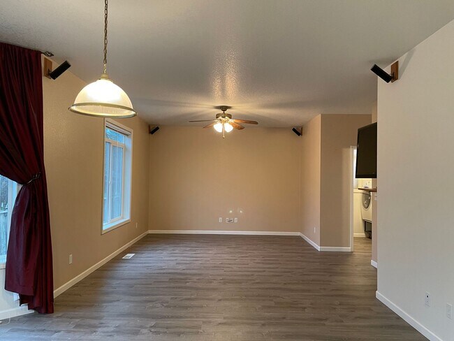 Building Photo - FANTASTIC 4 Bed 2.5 Bath Home in Salmon Creek! HUGE side yard and back yard! Extra large private ...