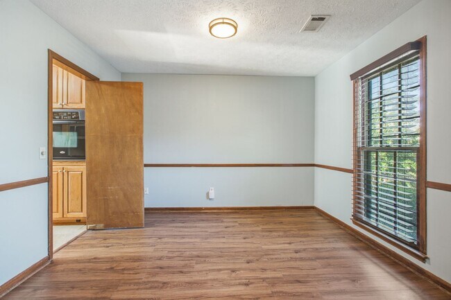 Building Photo - FOR RENT in NORTH COLUMBUS! Available NOW!