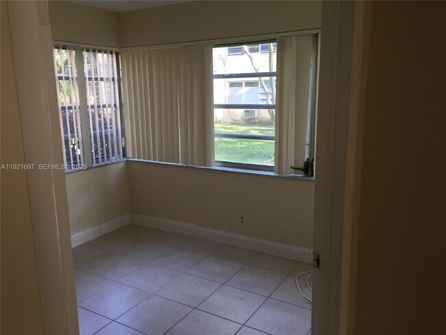 Building Photo - 1450 NE 191st St