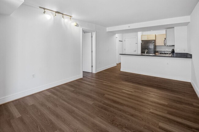 Building Photo - Short Walk to the Wharf! - Professionally Managed  and Spacious 1BR With Monument Views
