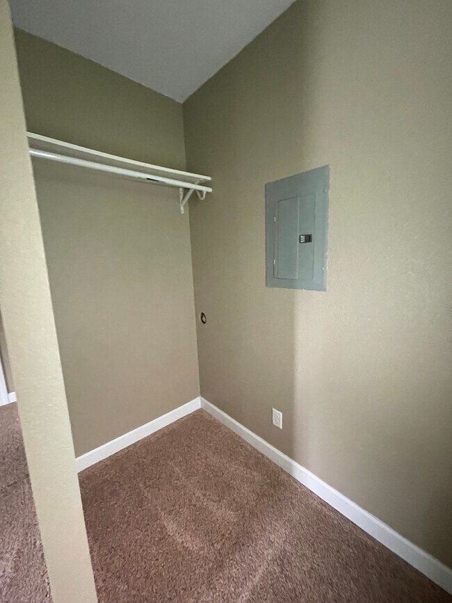 Building Photo - 503 Putnam St