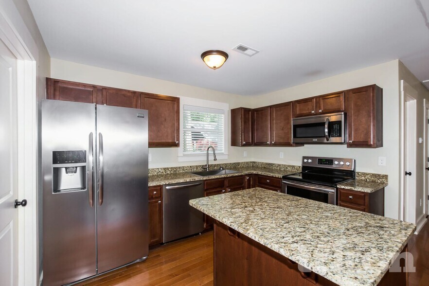 Building Photo - 1753 Dunkirk Dr