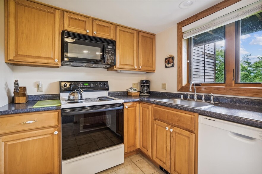 Building Photo - 768 E Mountain Rd