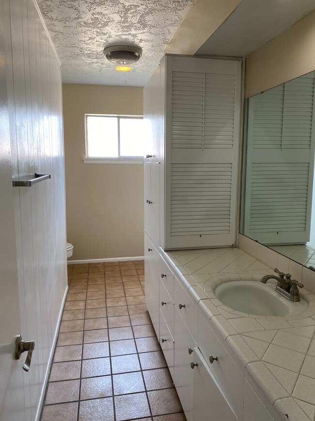 Building Photo - Mid-Century Modern Home close to Bonham Middle School