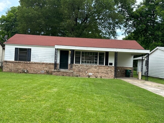 Primary Photo - 3 Bedroom 2 bathroom home central air and ...