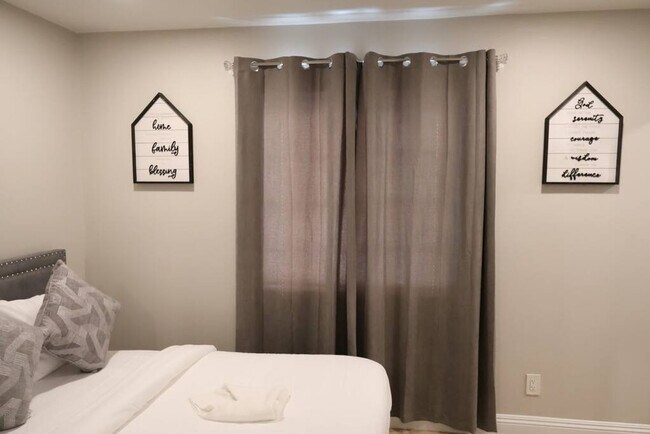 Building Photo - 8356 Adams St