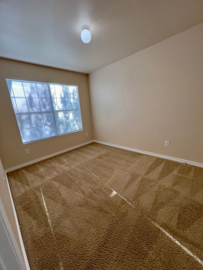 Building Photo - Beautiful Town Home in the Heart of San An...