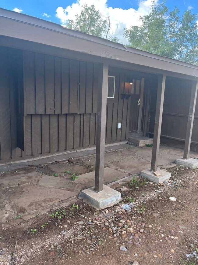 Building Photo - 400 W Arrowhead Dr