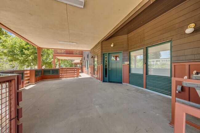 Building Photo - 207 3rd St