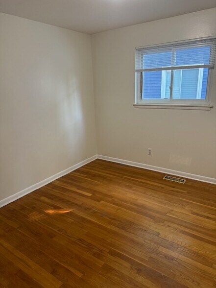 Building Photo - 1377 Chapin Ave