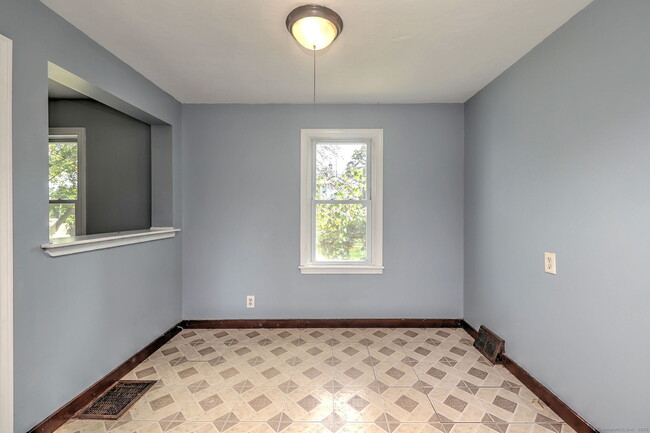 Building Photo - 22 Holmes Ave