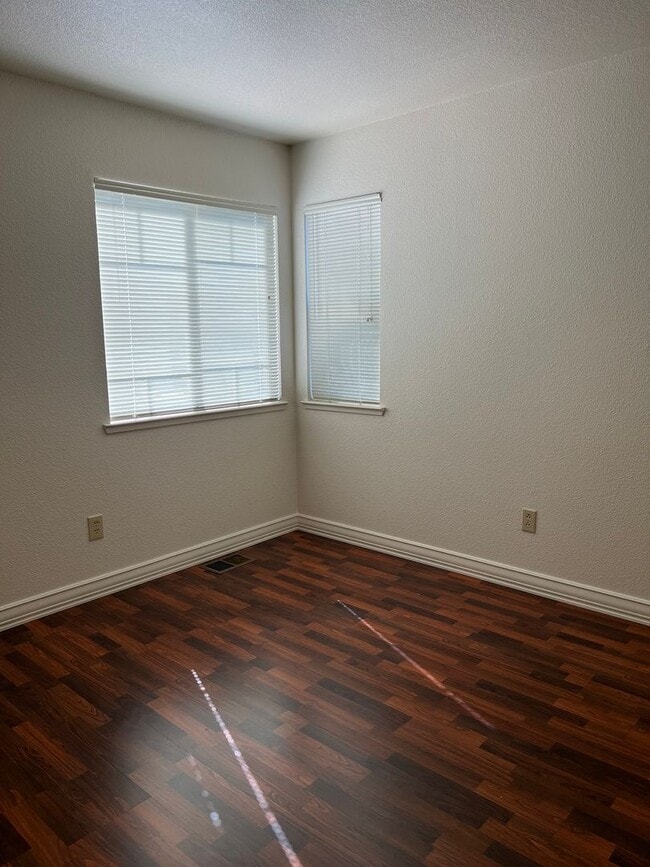 Building Photo - LOVELY 4 BEDROOM HOME IN LAGUNA CREEK!