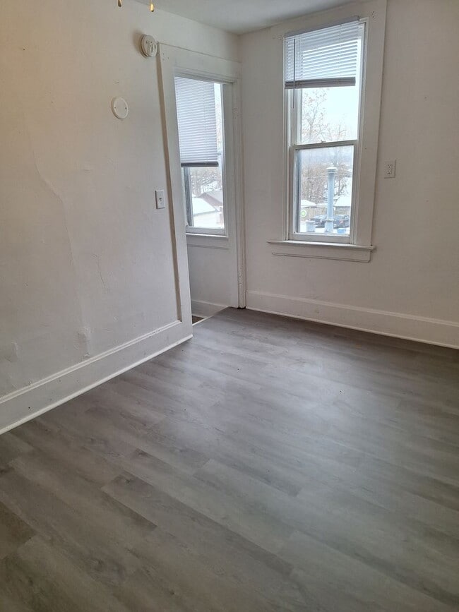 Building Photo - SL MON1527