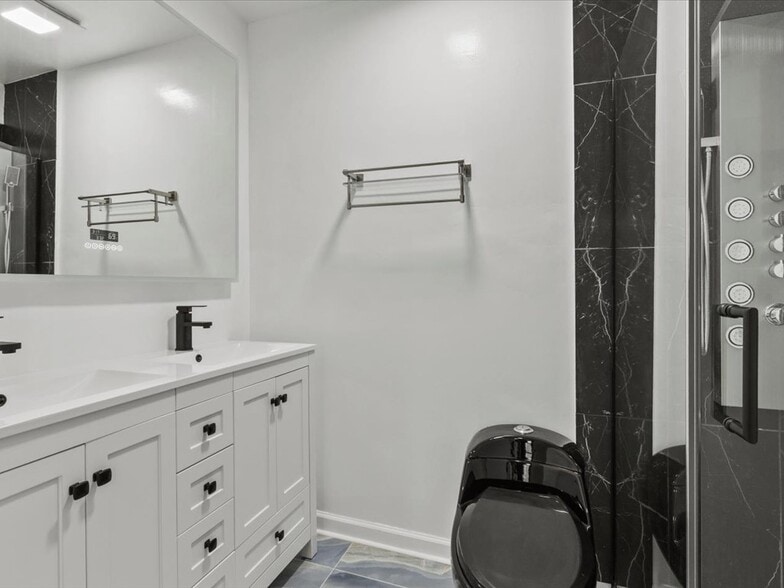 Building Photo - 5608 Bloomfield Dr