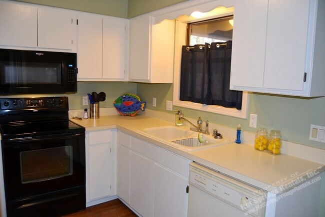 Building Photo - West Gate Area | Home | Furnished